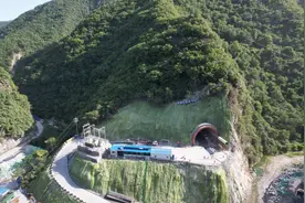 西康高铁首条万米隧道贯通图片