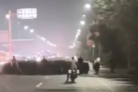 上百头牦牛在城市干道狂奔，派出所民辅警上演“追牛记”图片