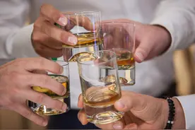 男子饮酒后从楼梯跌落死亡，家属向共饮者、饭店老板6人索赔36万 一审判了图片