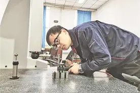 90后产业工人与工厂车间的“双向奔赴”图片