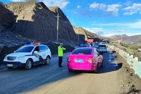 新疆独库公路库车段出现泥石流，现已恢复正常通行图片