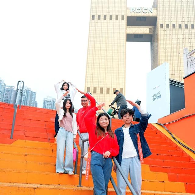 青春就要这“young”玩出“趣” | 在Citywalk中寻找同频“搭子”