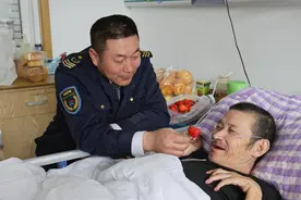 青岛故事丨理发、刮胡子、收拾家，买水果、买笼包、买烧鸡……公交驾驶员照顾孤寡老人9年图片