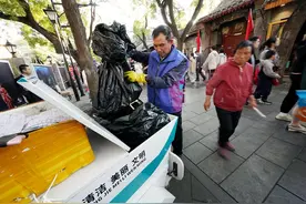 72人值守、设置百余个垃圾桶，南锣鼓巷垃圾随清随扫保整洁图片