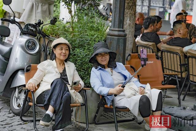 天凉好个秋，市民添衣喜出游