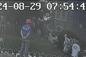“关你什么事儿”劝阻莫带电池上楼，七旬大爷竟被打倒在地，警方介入图片