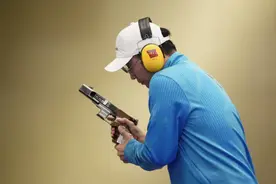 梦剧场|枪王“越”老越妖！李越宏射落男子25米手枪速射金牌图片