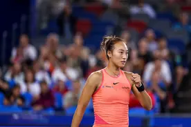 气势如虹！武网1/4决赛：郑钦文两破保利尼发球局，6-2先赢一盘图片