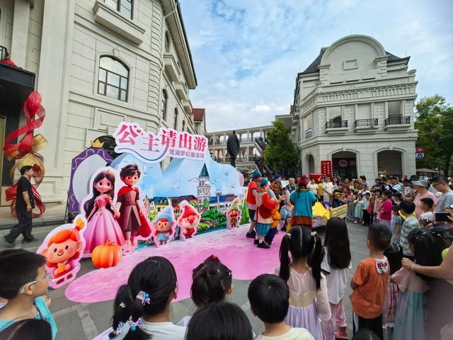 图集丨“五一”假期，高明美的鹭湖邂逅《白雪公主》梦幻巡游