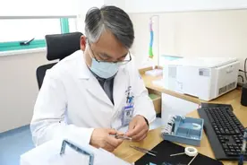 给出生7天的宝宝“捏”一只新耳朵图片