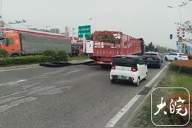 蚌埠：货车所载货物侧翻 致一路段交通拥堵图片