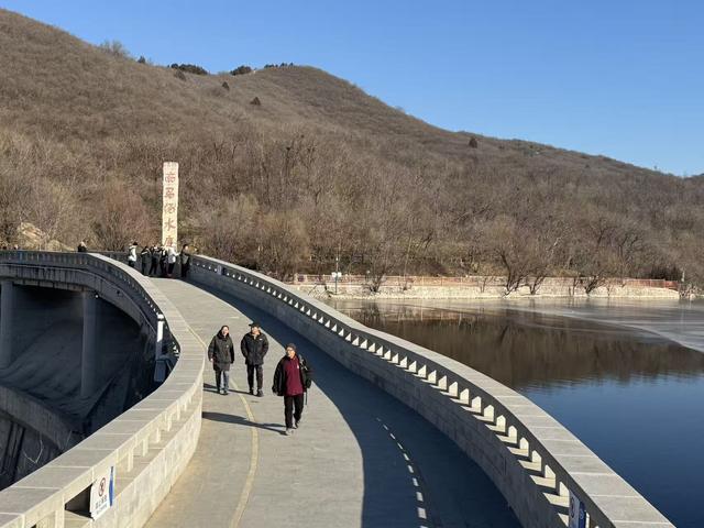 期待新的一年马到成功，市民西山徒步“画奔腾马”迎新年