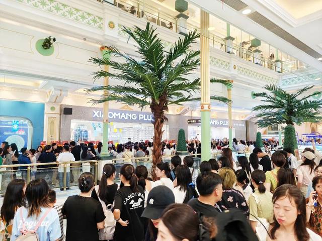普陀这座“顶流”商场12岁啦，10米蛋糕、花车巡游、首店接连上新→
