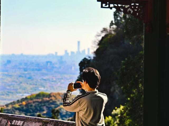 香山彩叶变色率已达75%-85%，这12处捡秋点位超出片