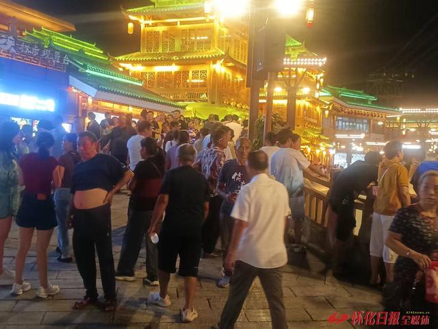世界那么大 好想去怀化 | 国庆过后，怀化榆树湾青春广场夜经济热度不减