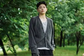 😎杨舒予晒时尚照：想了很久不知道用什么文案 要不就这样吧图片