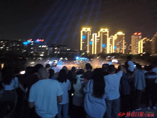 鹤鸣洲夜游受追捧 市民乐享光影盛宴