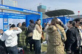 “周末双休拒绝996”挂成门帘！青岛市2024高校毕业生春季大型招聘会举办图片