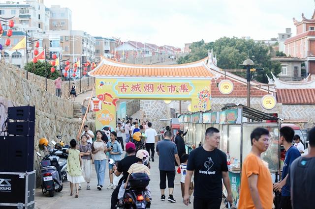 银饰叮当作响，彩衣摇曳生姿 泉州惠安崇武古城暑期“趣玩月”启幕