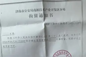 醉汉闯校引冲突！学生被掐脖后反击致对方倒地，涉故意伤害被刑拘 家属称应属正当防卫图片
