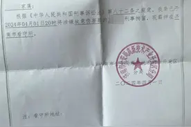醉汉闯校引冲突！学生被掐脖后反击致对方倒地，涉故意伤害被刑拘 家属称应属正当防卫图片