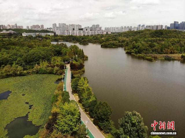 贵阳观山湖公园：风光旖旎生态美 秋色渐浓引客来