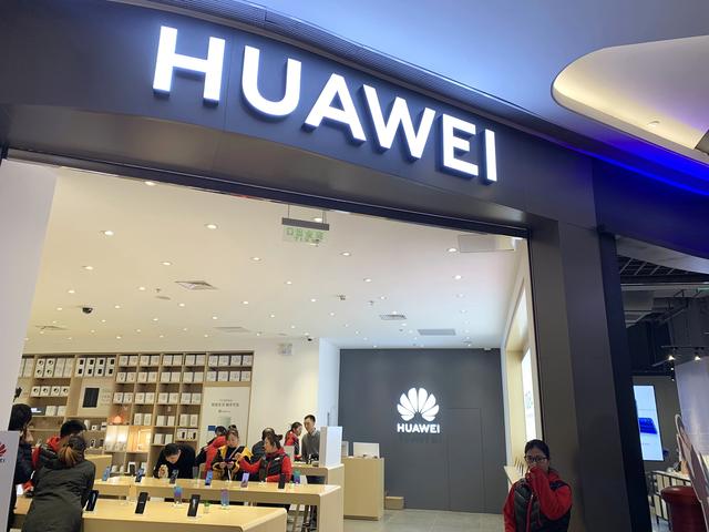 官宣！华为、苹果将连放大招！iPhone17亮点预测，库克凌晨发文！余承东剧透新款三折叠手机外观细节