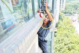 高空高温下修空调的肖师傅，靠手艺和诚信带一家人在长沙安了家置了业图片