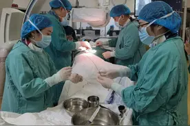 突破！重庆医生团队为8岁患儿植入无导线可回收起搏器图片