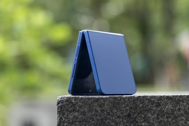三星Galaxy Z Flip7上手评测：小折叠的新高度，还是熟悉的配方？