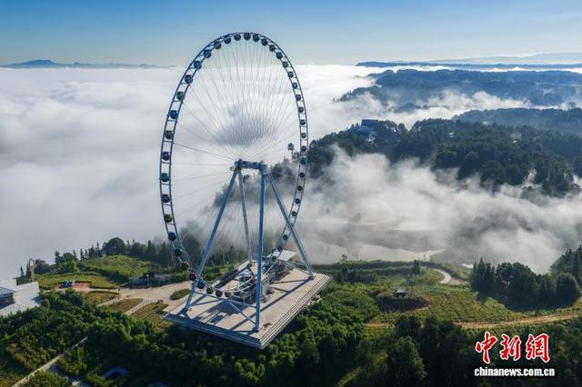 三峡库区沿江小镇现平流雾美景 云端摩天轮吸引游客打卡