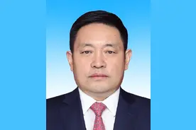 嘎玛泽登当选西藏自治区人民政府主席图片