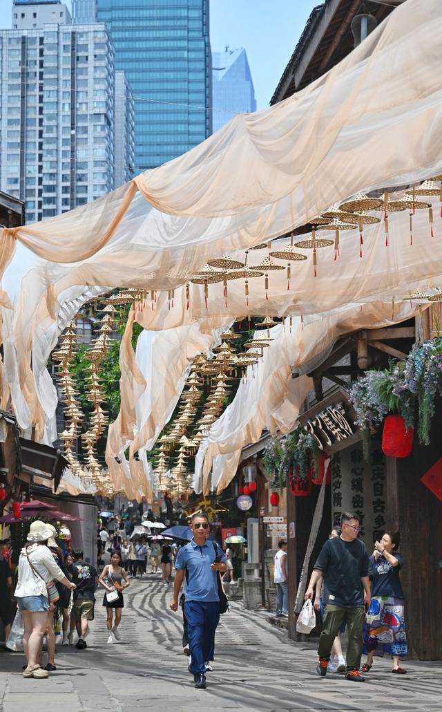 重庆十八梯搭400米草帽天幕为游客消暑