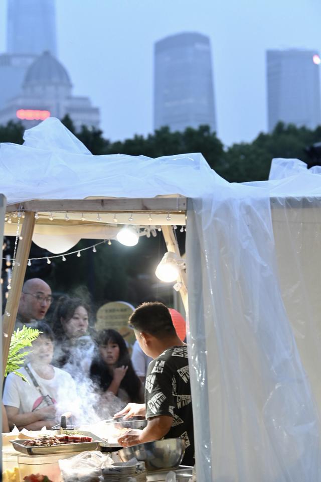 魔都眼·国庆｜享受夜上海“松弛感”，市集引燃双节消费热