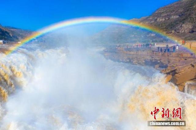 山西壶口展冬日画卷，现“青流飞瀑悬彩练”奇观