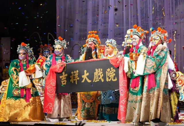 火出圈！王府井“空中戏院”成年轻人打卡新宠——