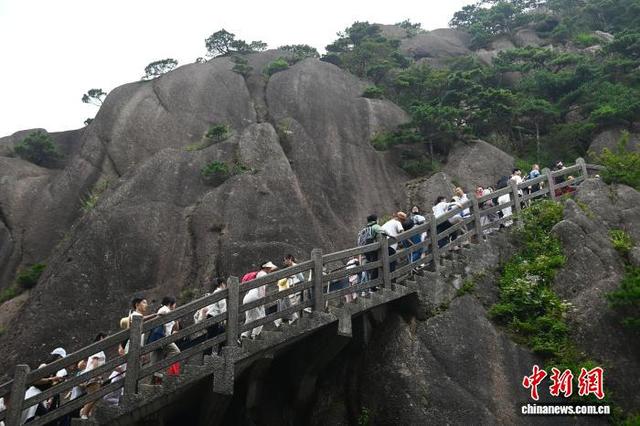 华裔大学生走进黄山风景区感受自然之美