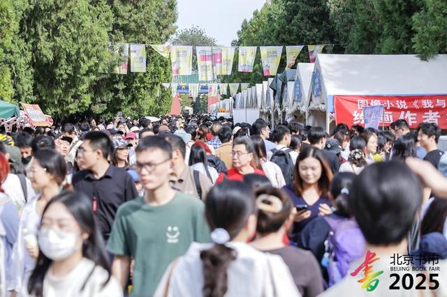 “京小布”亮相地坛书市    吸引市民排队打卡合影