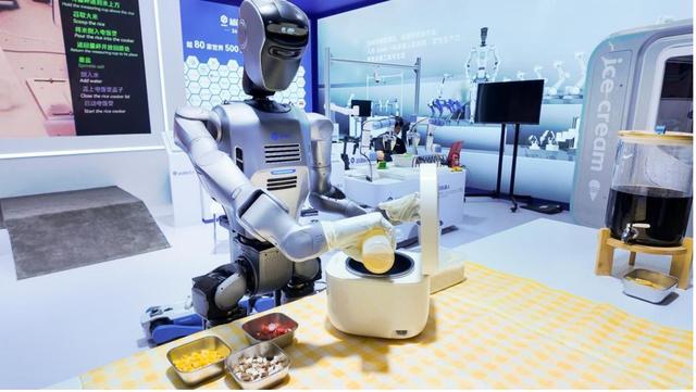 越疆DOBOT AtomⅡ人形机器人亮相，搭载多形态智能平台