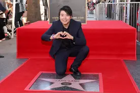 郎朗成亚洲首位在好莱坞星光大道“摘星”钢琴家图片