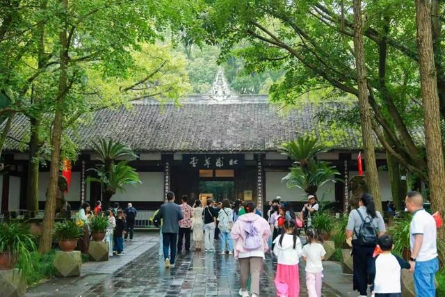 金秋十月去哪儿 万千气象成都行｜国庆首日成都文旅热力全开 文博赛事景区多点绽放