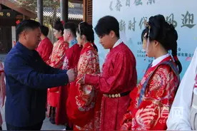 青岛市即墨区举办传统中式集体婚礼 倡文明婚庆新风尚图片