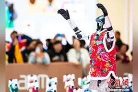 人形机器人在香港商场起舞“炫技”图片