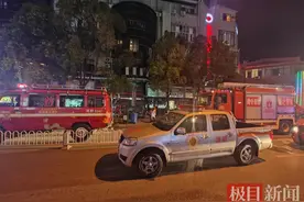 昆明广告牌坠落致3死7伤，市民目睹二十多米广告牌整体掉落，事发后有居民拍到膨胀螺丝脱落图片