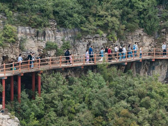 国庆假期，石崮寨景区迎来客流小高峰