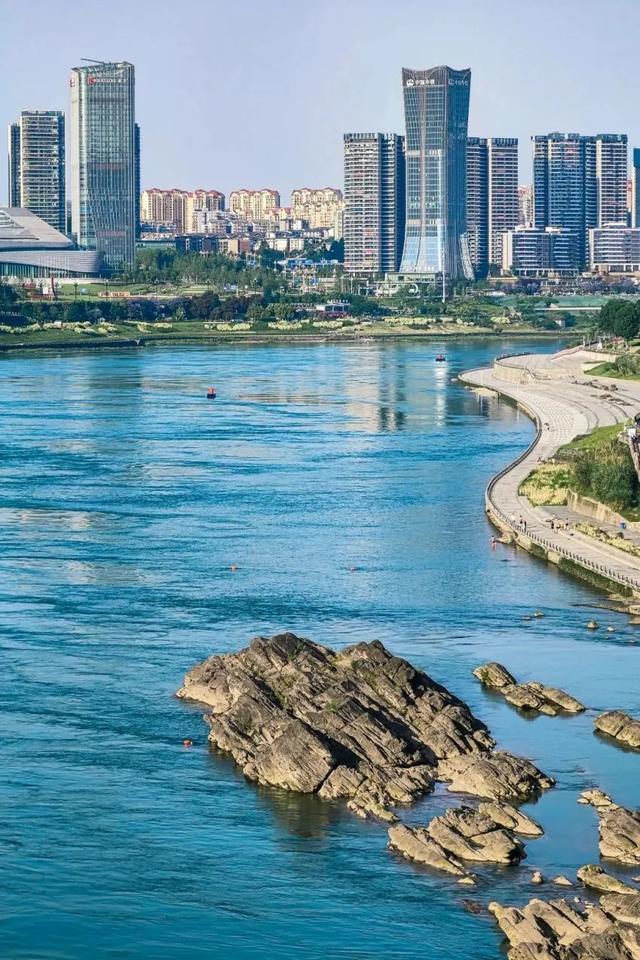 写信告诉我，今天，宜宾的“海”是什么颜色……