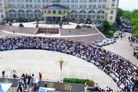 合影更“团圆” 武汉一高校提前一年拍毕业照图片