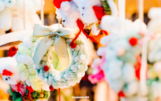 下暴雪的「圣诞小镇」开了！12米泡泡玛特圣诞树亮灯