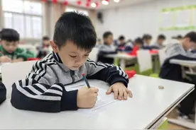 红领巾爱祖国——须水镇中心小学举行新队员入队仪式图片