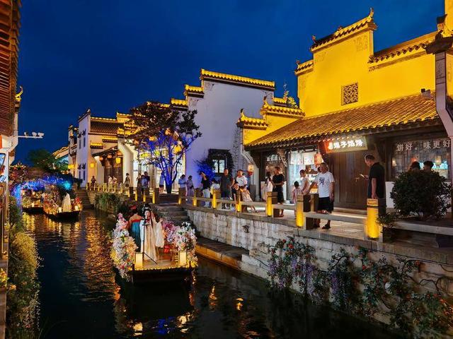云梦：“狂人夏浪季”万人夜游祥云湾